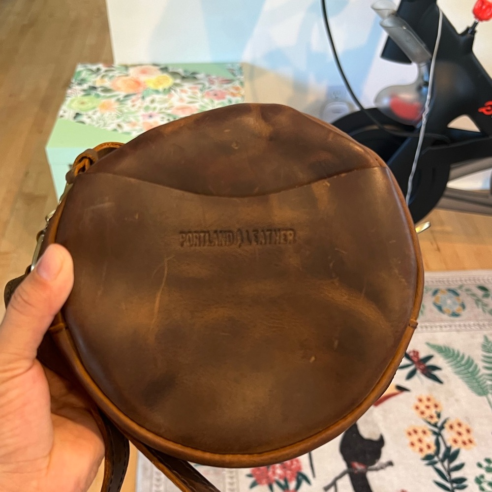 Portland Leather Small Crossbody Circle in Grizzly